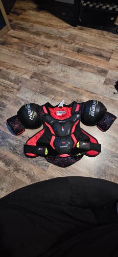 Large Intermediate Bauer Vapor 3X Shoulder Pads (Used)