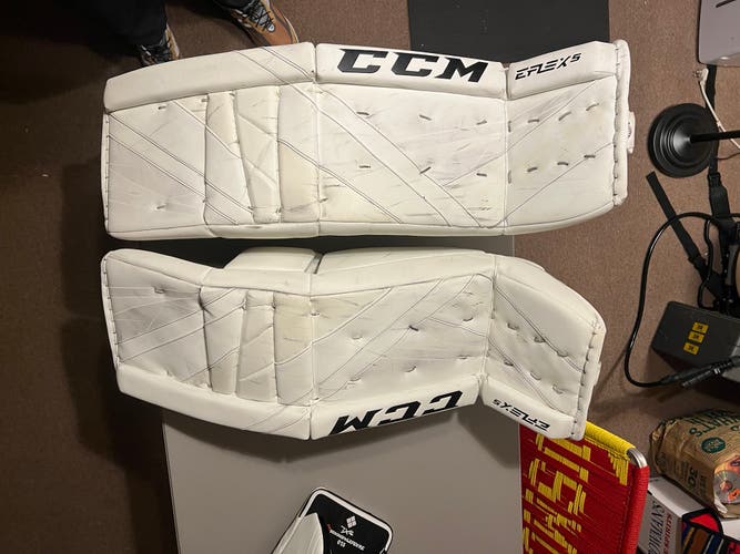 35" CCM EFlex 5 Goalie Leg Pads (Used)