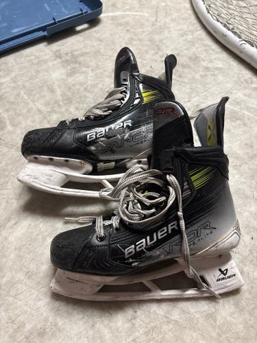 2023 Bauer Vapor Hyperlite 2 Hockey Skates Regular Width 8 (Used)