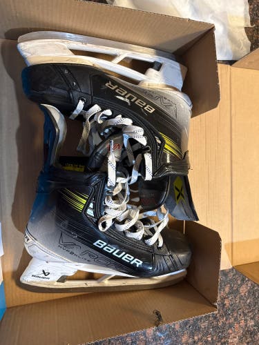 2023 Bauer Vapor Hyperlite 2 Hockey Skates Regular Width 11 (Used)