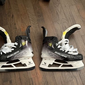 Bauer Vapor Hyperlite 2 Hockey Skates 8.5 (Used)