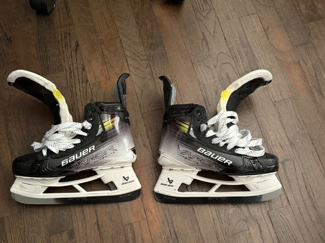 Bauer Vapor Hyperlite 2 Hockey Skates 8.5 (Used)