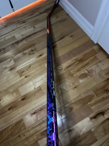 Senior Bauer Twitch Right Handed Hockey Stick P28 70 Flex (New)
