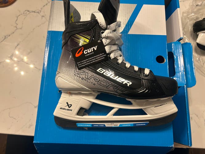 Bauer Vapor Hyperlite 2 Hockey Skates 10.5 + matching blades (New)