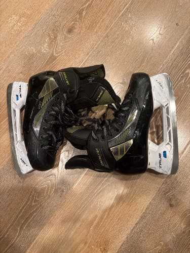 2022 True Catalyst 7 Hockey Skates Regular Width Size 5 (Used)