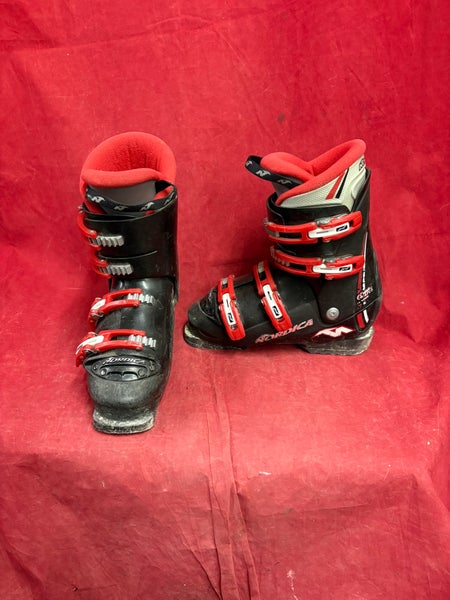 Ski Boots: Mondo 24 & 24.5 Unisex Salomon Ski Boots (Used)