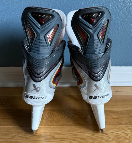 2025 Bauer Vapor Flypro Hockey Skates 8.5 (Used)