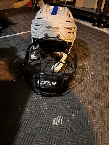 Medium Bauer Re-Akt 150 Helmet (Used)
