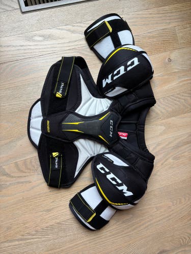 Medium/Large Junior CCM Tacks 9060 Shoulder Pads (New/Used once)