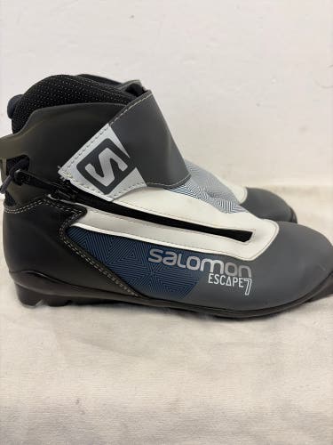 Classic Size 9.5 Salomon Cross Country Ski Boots (Used)