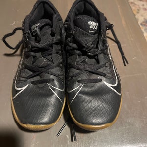 Black Kids 4Y (Big Kids / Youth) Youth Nike Huarache Low Top Turf Cleats (Used)