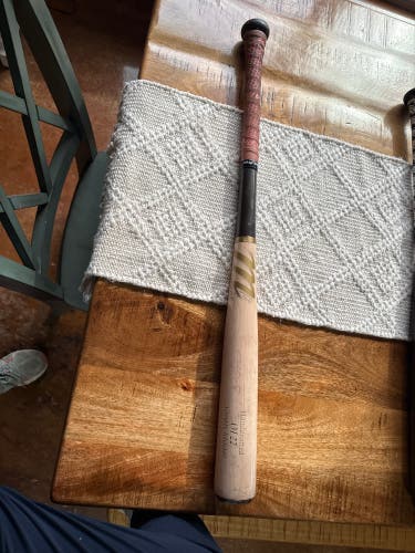 Marucci AM22 Maple Bat (-3) 27 oz 30" (Used)