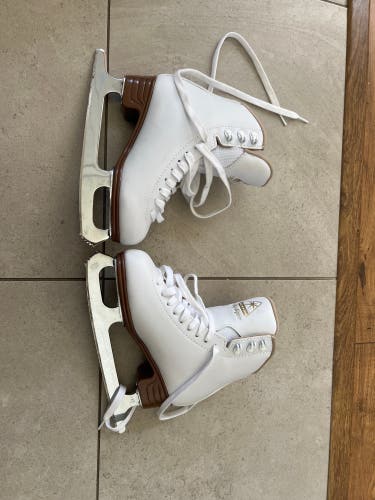 Jackson Ultima Mystique Figure Skates C Junior 3.5 (Used)