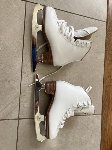 Jackson Ultima Mystique Figure Skates C Junior 2 (Used)