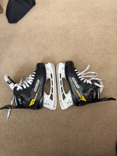 2022 Bauer Supreme M3 Hockey Skates Regular Width Size 5 (Used)