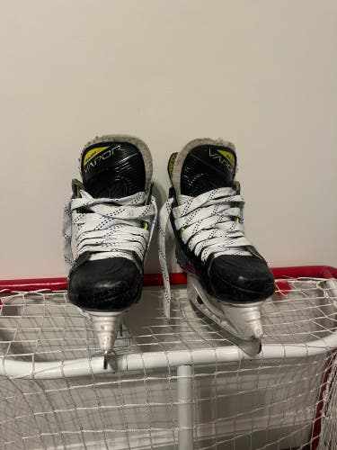 2021 Bauer Vapor 3X Hockey Skates Regular Width Size 1.5 (Used)