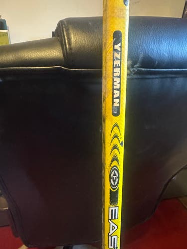 Junior Easton Synergy Grip Right Handed Hockey Stick Mid Pattern 50 Flex (Used)