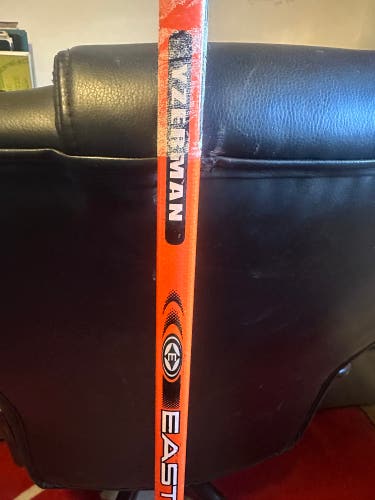 Junior Easton Synergy Si-Core Right Handed Hockey Stick Mid Pattern 50 Flex (Used)