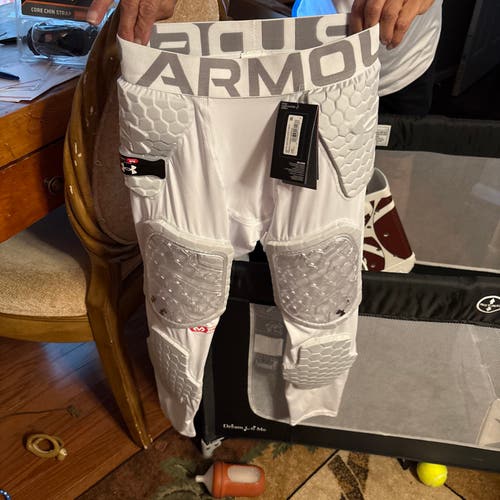 (New) under Armour, men’s medium pro seven football tights