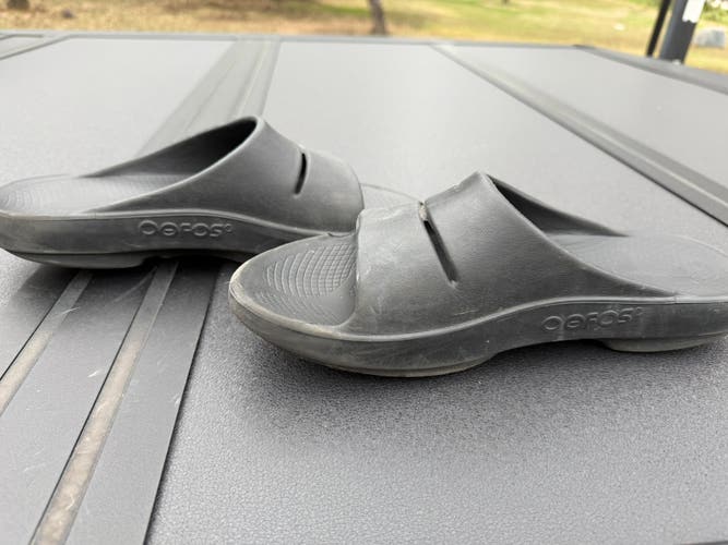 Black Unisex Size M 11.0 (W 12.0) Adult Oofos Sandals (Used)