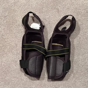 Junior Large CCM Tacks 9550 Elbow Pads (Used)