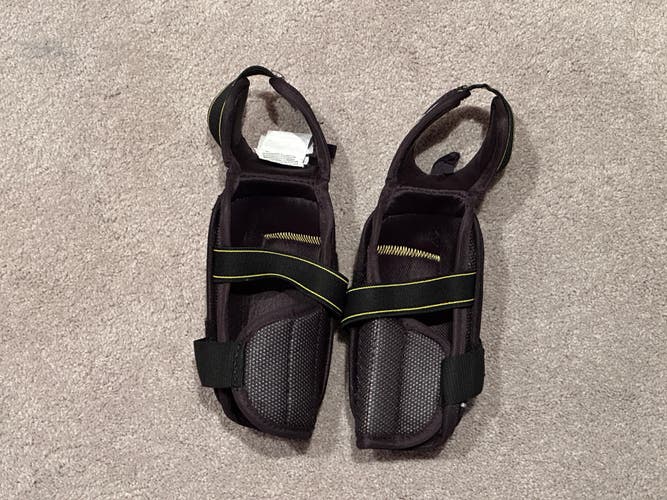 Junior Large CCM Tacks 9550 Elbow Pads (Used)