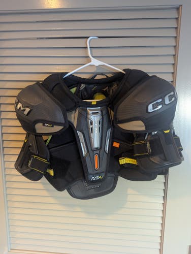 Senior Medium CCM Tacks AS-V Shoulder Pads (Used)