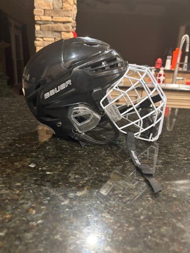 Medium Bauer Re-Akt 95 Helmet (Used)
