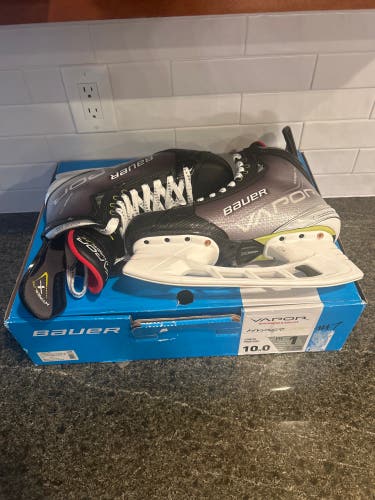 2021 Bauer Vapor Hyperlite Hockey Skates Regular Width 10 (Used)