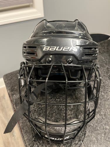 Medium Bauer Re-Akt 200 Helmet (Used)
