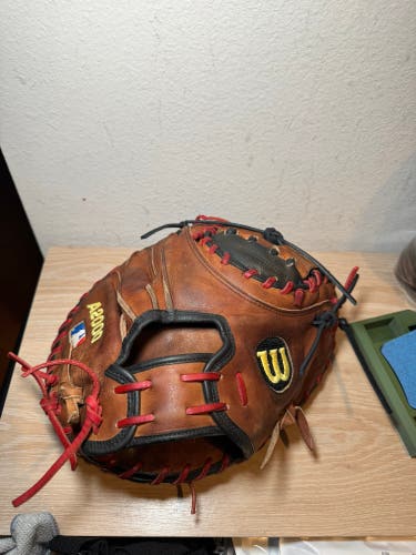 Wilson A2000 RH Catcher's Baseball Glove 32.5" (Used)