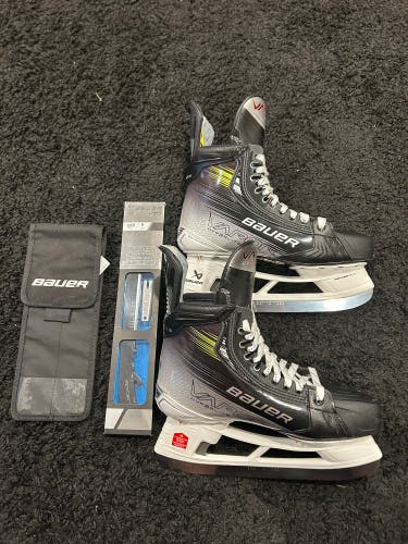 2023 Bauer Vapor Hyperlite 2 Hockey Skates Wide Width 9 Used Once