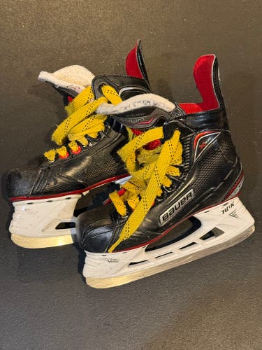 2017 Bauer Vapor X500 Hockey Skates Regular Width Size 2 (Used)