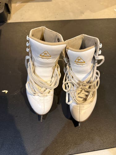 Jackson Ultima Mystique Figure Skates B Adult 4 (Used)