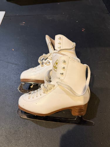 Jackson Ultima Mystique Figure Skates B Junior 3 (Used)
