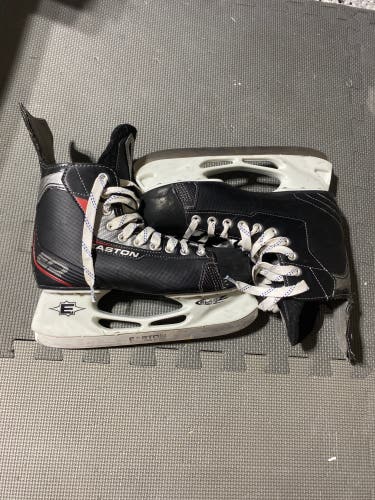 2011 Easton Synergy EQ Hockey Skates Regular Width 7 (Used)