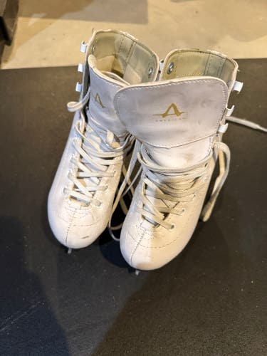 American Figure Skates B Junior 11 (Used)