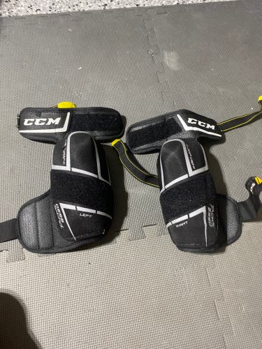 Senior Medium CCM Tacks 9550 Elbow Pads (Used)
