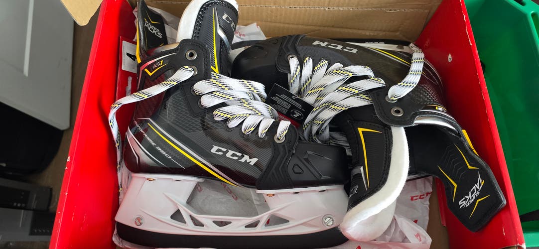 2020 CCM Super Tacks AS1 Hockey Skates Extra Wide Width Size 4 (New)