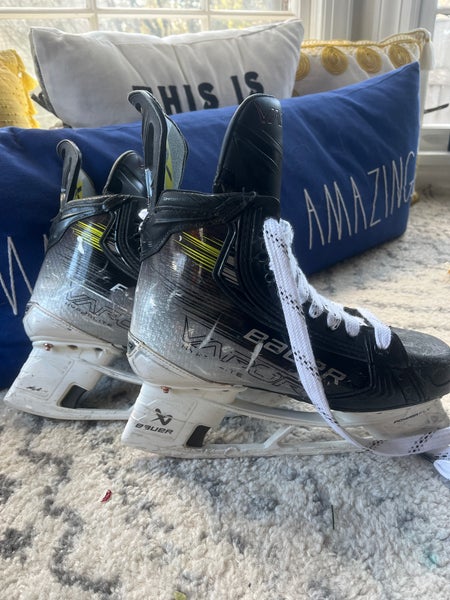 2023 Bauer Vapor Hyperlite 2 Hockey Skates Regular Width 6 (Used)
