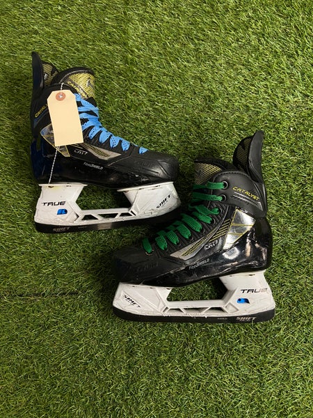 Junior True Catalyst 7 Hockey Skates Regular Width Size 2 (Used)
