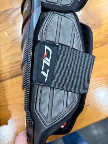 THE CCM QLT / QuickLite 16" Shin Pads (New) : Dead Stock. Super rare. Zote Foam.