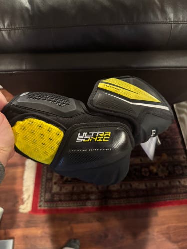 Senior Medium Bauer Supreme Ultrasonic Elbow Pads (New)