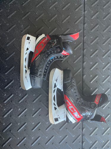 CCM JetSpeed FT6 Hockey Skates Regular Width 9 (Used)