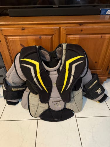 Large Vaughn Velocity V7 XF Pro Carbon Goalie Chest Protector (Used)