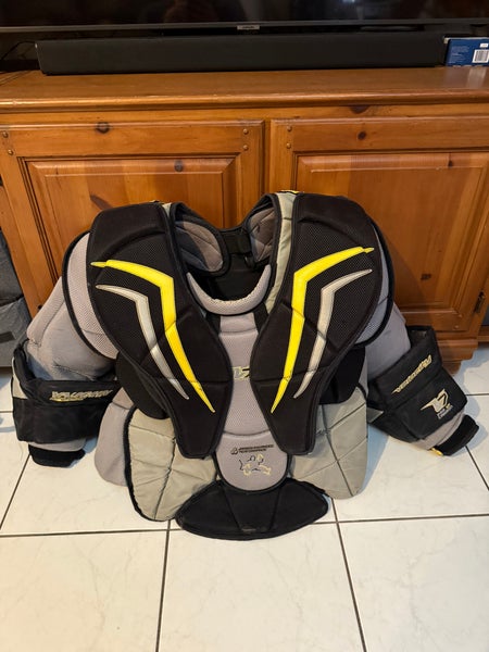 Large Vaughn Velocity V7 XF Pro Carbon Goalie Chest Protector (Used)