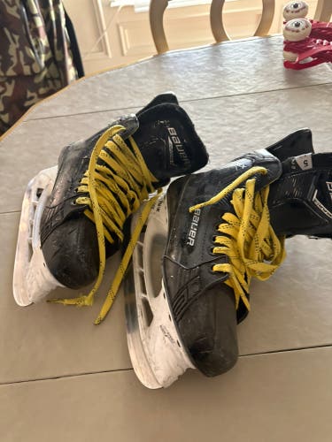 Bauer Supreme Hockey Skates Size 2 (Used)
