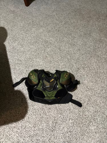 Medium Junior Bauer Supreme 10 Shoulder Pads (Used)