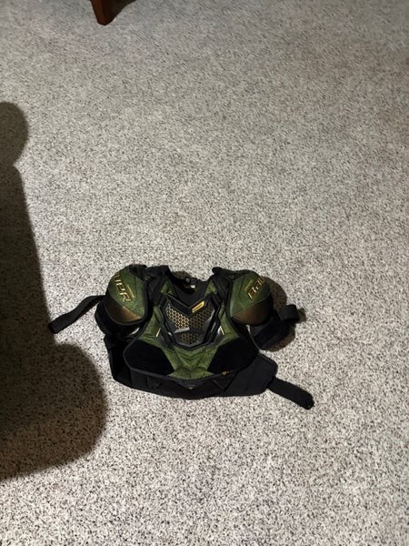 Medium Junior Bauer Supreme 10 Shoulder Pads (Used)