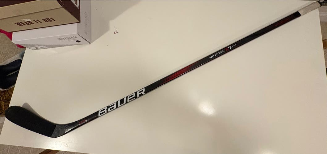 Senior Bauer Vapor X5 Pro Right Handed Hockey Stick P28 87 Flex (Used)